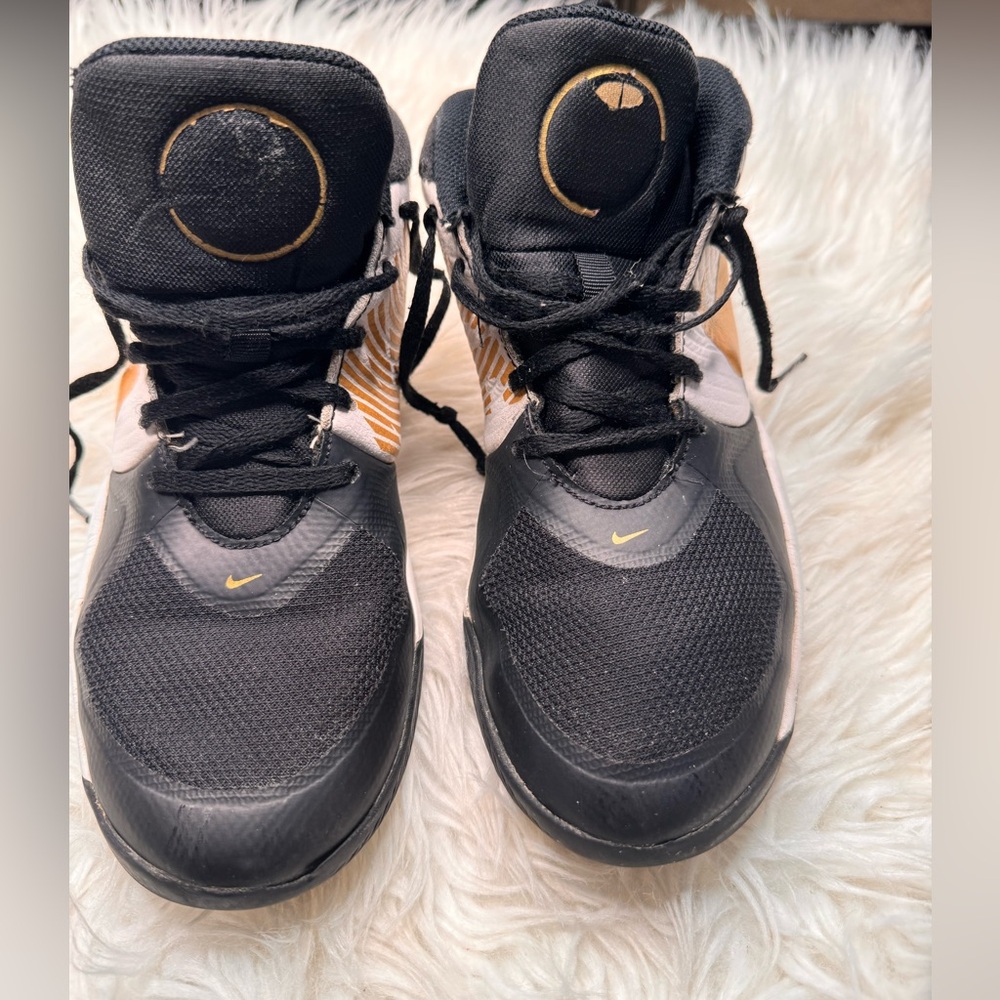 Nike Team Hustle D 9 Size 6Y